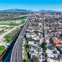 La autopista que vuela sobre Tijuana es la respuesta a los eternos atascos de esta ciudad pegada a EEUU. Lo consigue a medias