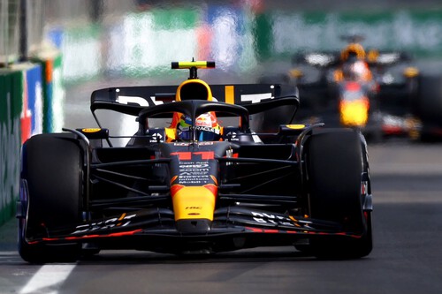 Sergio Pérez confirma su leyenda urbana tumbando a Max Verstappen en Bakú; Ferrari vuelve al podio