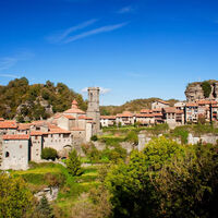 El pueblo medieval de Cataluña que parece sacado de un cuento: puente colgante, cascadas y calles de piedra 
