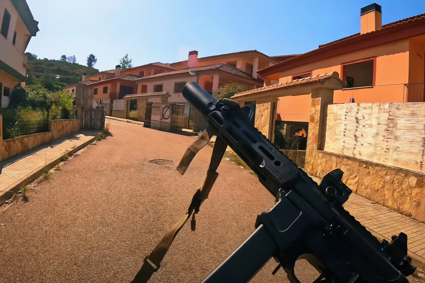 La España Vaciada está llena de urbanizaciones abandonadas. En Valencia lo han solucionado convirtiéndolas en un Call of Duty