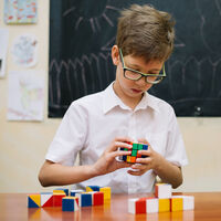 Estos son los increíbles beneficios que tiene para los niños hacer un cubo de Rubik