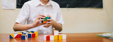 Estos son los increíbles beneficios que tiene para los niños hacer un cubo de Rubik