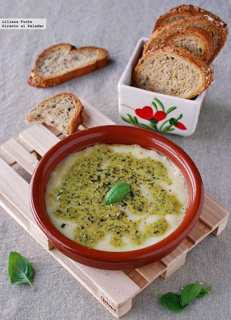 Provolone al horno con pesto y fondo picante. Receta de aperitivo