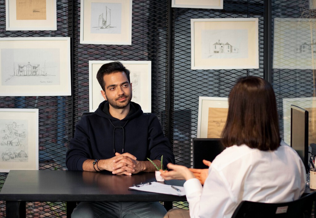 La gente no paraba de hackear las entrevistas de trabajo virtuales con IA. Solución: queremos conocerte en persona