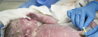 Los bebés no nacen sucios: el primer baño puede esperar