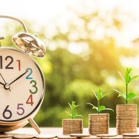 Cuánto es recomendable ahorrar antes de empezar a invertir con riesgo: una aproximación si tienes 20, 40 o 60 años