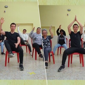 Tres ejercicios de pilates en silla para personas de más de 60 que quieren trabajar coordinación, equilibrio y mejorar la musculatura  