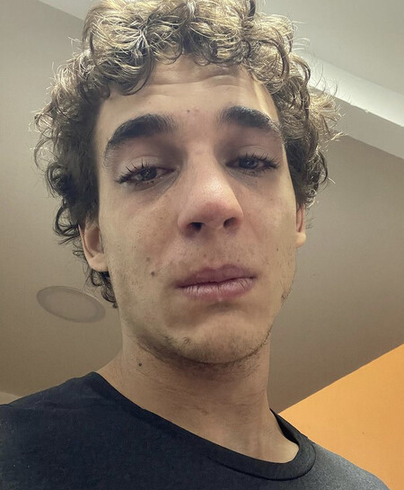 Miguel Herrán desvela el impactante motivo de su llorera en Instagram: "A veces me desvío del camino"