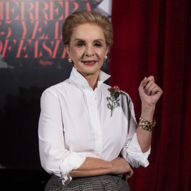 Cinco blusas con vibes de Carolina Herrera perfectas para vestir elegante pasados los 65 años en primavera-verano  