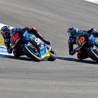 Luca Marini sigue mandando en Jerez y lidera otro doblete del VR46, aunque la moto de Marco Bezzecchi acabó en llamas