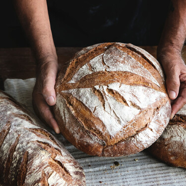 Pan tierno y crujiente durante días: así tienes que guardar el pan en casa para que dure más, según recomiendan los panaderos 