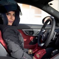 Aseel Al-Hamad pilota por primera vez en Arabia Saudí y pide que no se olvide lo que ha costado este privilegio