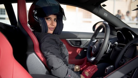 Aseel Al-Hamad pilota por primera vez en Arabia Saudí y pide que no se olvide lo que ha costado este privilegio