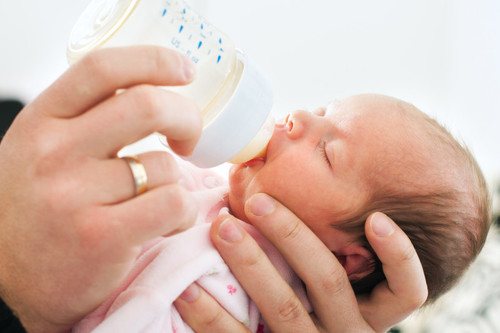 ¿Comprarías leche materna por internet? Los médicos alertan del peligro que tiene hacerlo