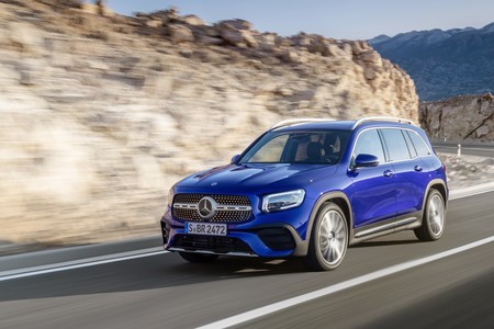 El Mercedes-Benz GLB 180 es el mismo SUV compacto de hasta siete plazas pero con 136 CV, desde 40.150 euros