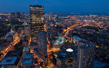 Zuckerberg, Facebook, Bono y ciudades para emprender