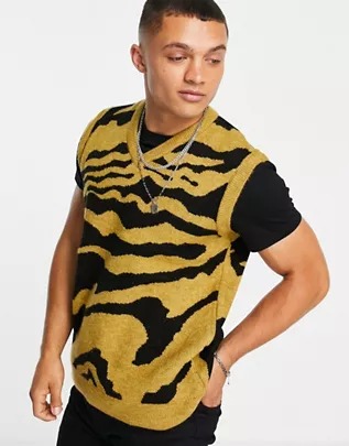 Chaleco color mostaza con estampado animal de punto de New Look