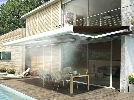 Duchas portátiles, de suelo, nebulizadores… Soluciones para refrescarse en jardín o terraza sin piscina