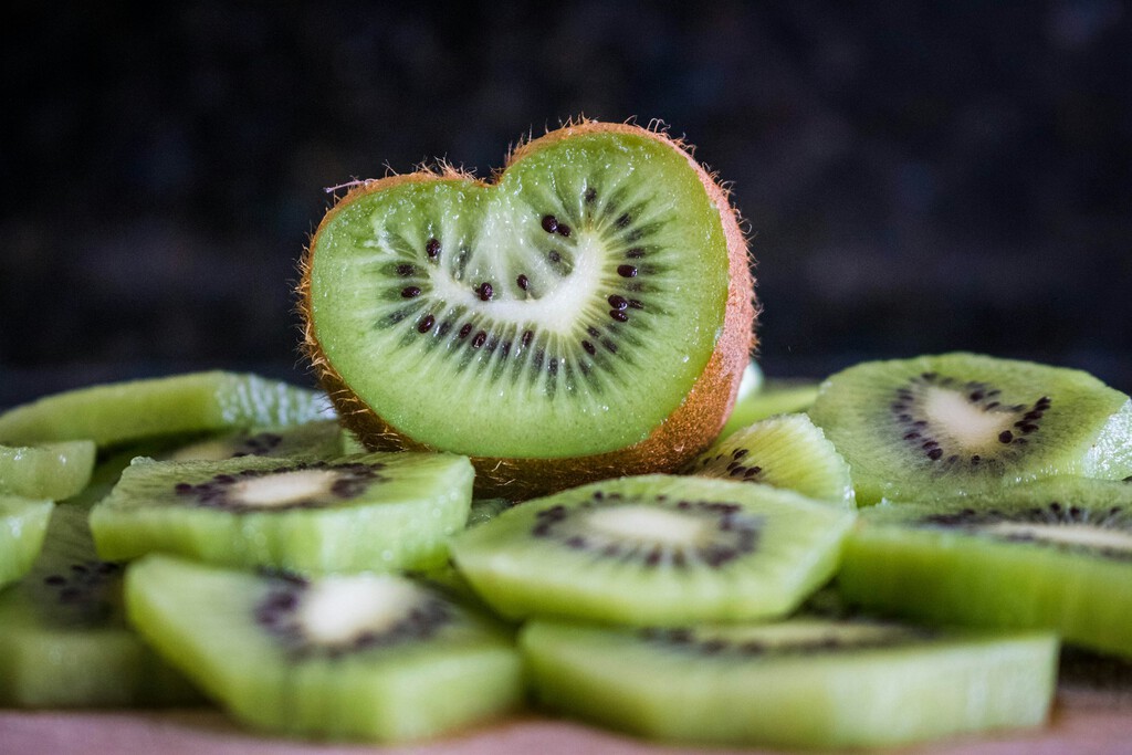 Tu abuela tenía razón con el kiwi, y ahora la ciencia le ha dado un arma potentísima a su marketing 