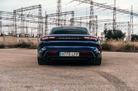 Porsche Taycan Turbo S trasera