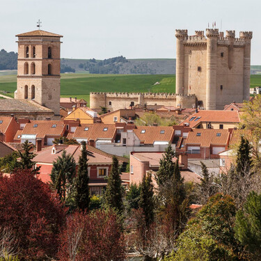 A menos de 10 kilómetros de Valladolid, este pueblo es perfecto para ver el eclipse de agosto, conocer su castillo y descubrir una de las bodegas más sorprendentes de Cigales 