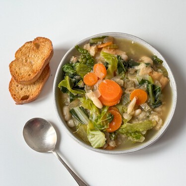 Ribollita, la receta italiana para transformar el pan duro en un guiso reconfortante y muy barato