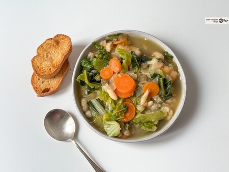 Ribollita, una receta italiana para transformar el pan duro en un guiso reconfortante y muy barato