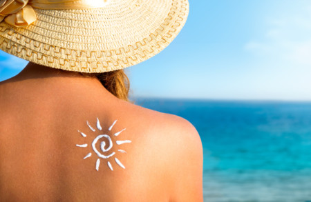 Protégete en la playa: cómo elegir y aplicar el protector solar
