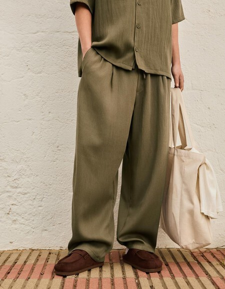 Harry Styles Se Suma Al Mejor Look De Transicion Con Los Pantalones Clave Que Transformaran Cualquier Estilismo De Cara Al Otono 2