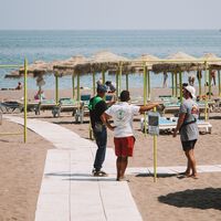 Expertos turísticos coinciden en la solución a la masificación de las playas españolas: "Italia gestiona el 45% de sus costas con empresas privadas y pagas" 