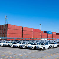 "Las marcas chinas de coches eléctricos utilizan los puertos como si fueran aparcamientos": los que se no se venden se acumulan por miles