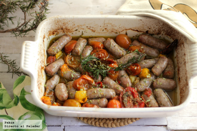Salchichas horneadas con tomates surtidos y guindilla, receta al estilo de Jamie Oliver