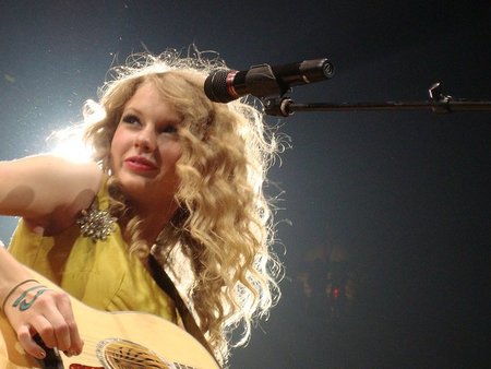 Parece ser que Taylor Swift en España no triunfa tanto como 'Los Chichos', que se le va a hacer