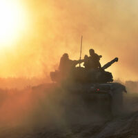 Lo de soltar paracaidistas sobre el enemigo desde un avión ha pasado a la historia en Ucrania. Ahora, drones aéreos sueltan sigilosos robots terrestres en el frente