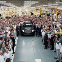 El primer Bentley Bentayga sale de la línea de producción