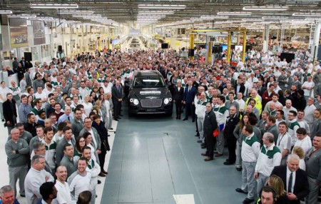 El primer Bentley Bentayga sale de la línea de producción