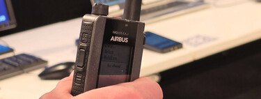 Tu móvil tiene 5G y ellos walkie-talkies. Hay un motivo muy serio para que policía y bomberos elijan lo segundo