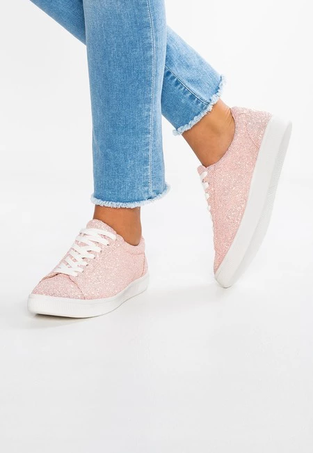 ¿Necesitas unas zapatillas para vestir? En Zalando tienes las de la marca New look por sólo 14,95 euros y envío gratis 