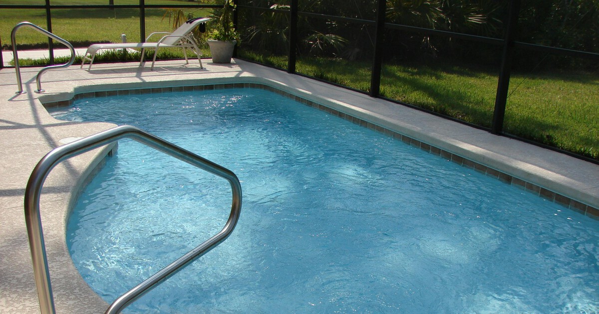 Tengo piscina en casa y quiero ahorrar en la factura de la luz: estas son las mejores horas para encender la depuradora 