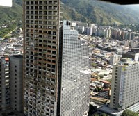 Vídeo: la Torre de David, un rascacielos abandonado y 'okupado' por 900 familias