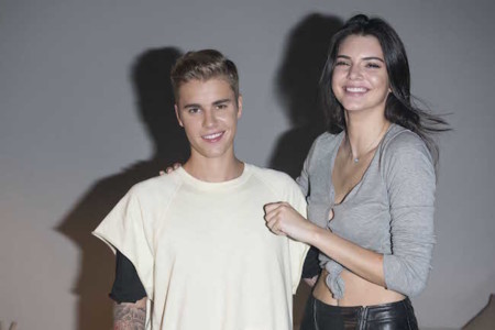 Justin Bieber vuelve a los escenarios (de manera ocasional) enfundado en un look Calvin Klein Jeans y acompañado de Kendall Jenner