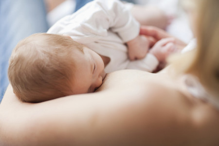 La leche materna promueve la proliferación de bacterias buenas en el intestino del bebé
