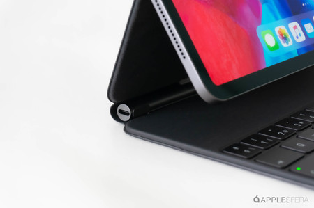 El puerto USB-C del Magic Keyboard en los iPad Pro no parece cargar con todos los adaptadores de terceros