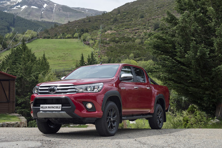 La Toyota Hilux de aspecto más agresivo se llama Invincible y ya está disponible en España