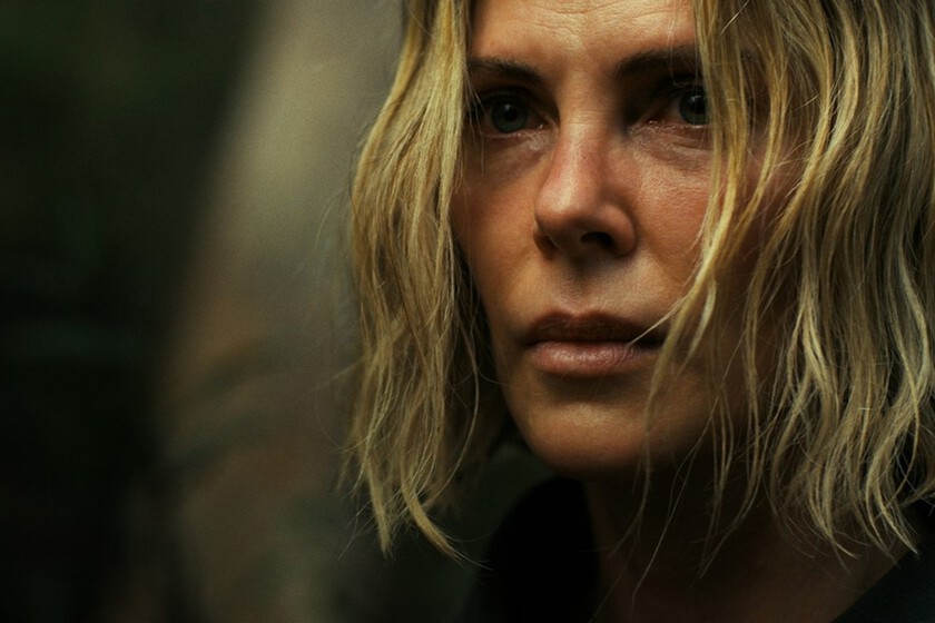Charlize Theron presenta el extraordinario tráiler de su nuevo thriller, donde se enfrenta a la estrella de una de las películas más vistas de Netflix