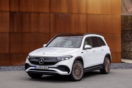 El Mercedes-Benz EQB trae practicidad al SUV eléctrico: 7 plazas en talla compacta
