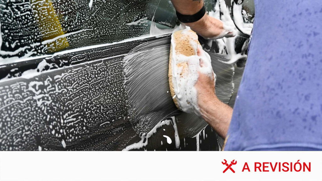 Quería lavar el coche en la calle, pero se me han quitado las ganas cuando he visto que me puede poner un multón por limpiarlo en la vía pública 