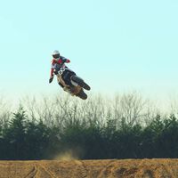 Mucho más que una trail: la Ducati DesertX se pasa al motocross en un espectacular vídeo