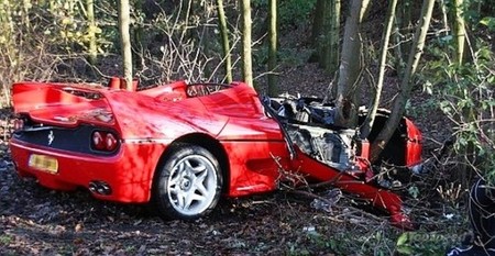 Dolorpasión™: Ferrari F50 estampado contra un árbol