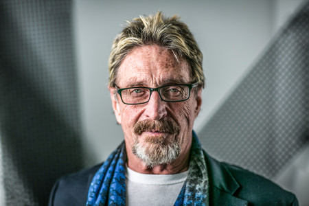 Su cartera "inhackeable" de Bitcoin es rooteada en sólo una semana, pero John McAfee no lo ve peligroso